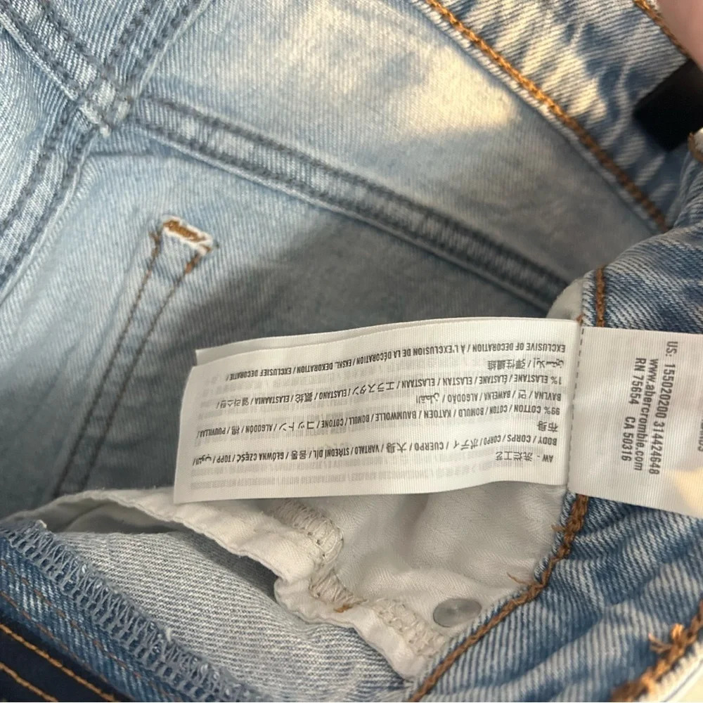 Abercrombie & Fitch Curve Love High Rise Mom Jean Womens Size 26 Short Light - Picture 8 of 9